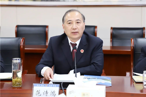 区府检联席会议办公室主任、区检察院党组成员范诗鸿主持会议.jpg