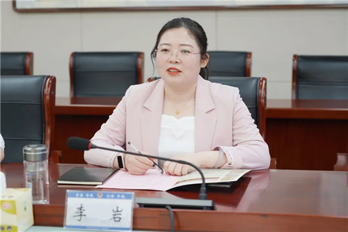 党组成员、政治部主任李岩主持座谈会.jpg