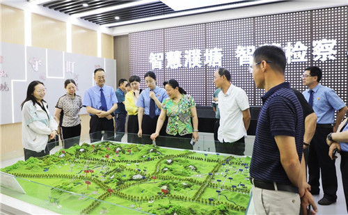 参观展示馆.jpg